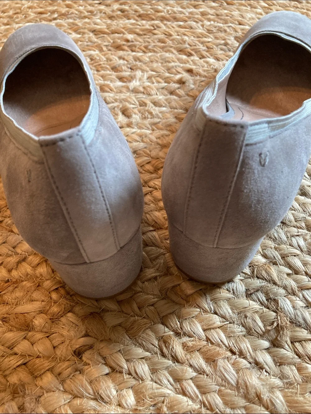 Vionic Olympia Natalie pumps. Classic Gray Suede Block Heel Pumps -like new 8.5